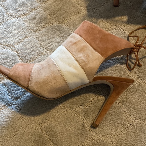 Heels - Picture 4 of 4